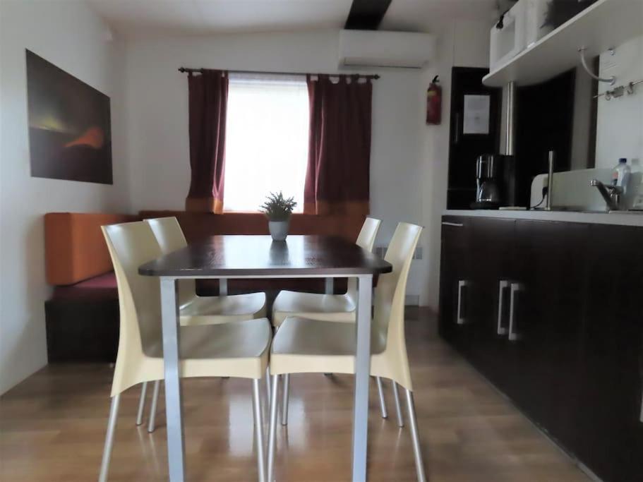 רוקברון-סור-ארז'נס Mobile Home 6-Pers Camping Lei Suves-Cotes D'Azur-Including Airco מראה חיצוני תמונה