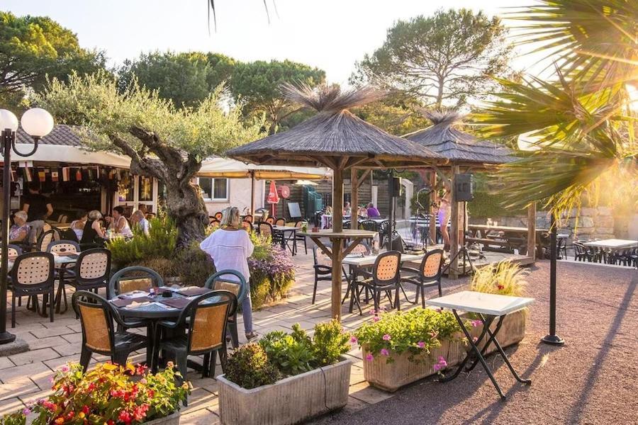רוקברון-סור-ארז'נס Mobile Home 6-Pers Camping Lei Suves-Cotes D'Azur-Including Airco מראה חיצוני תמונה